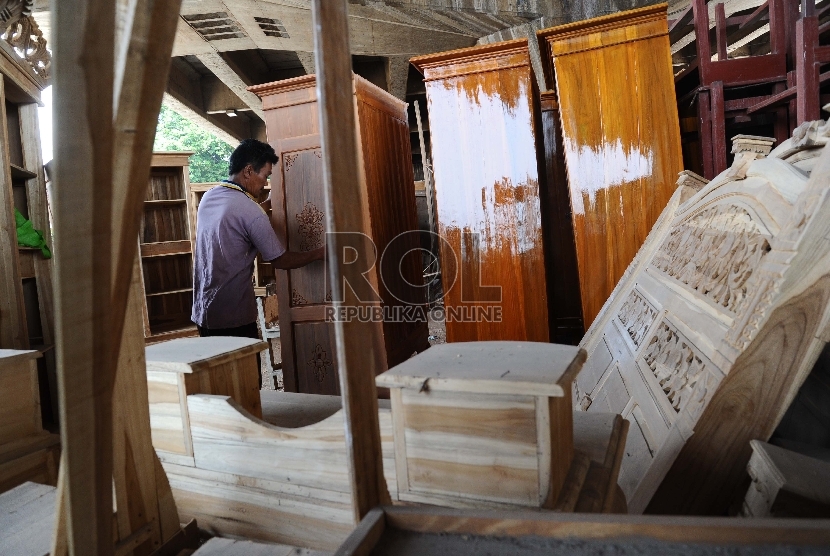 Pekerja sedang menyelesaikan pembuatan furniture di KaliBaru, Bekasi, Jawa Barat, Jumat (25/9).