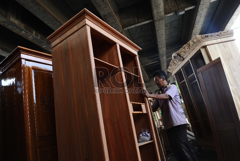 Pekerja sedang menyelesaikan pembuatan furniture di KaliBaru, Bekasi, Jawa Barat, Jumat (25/9).
