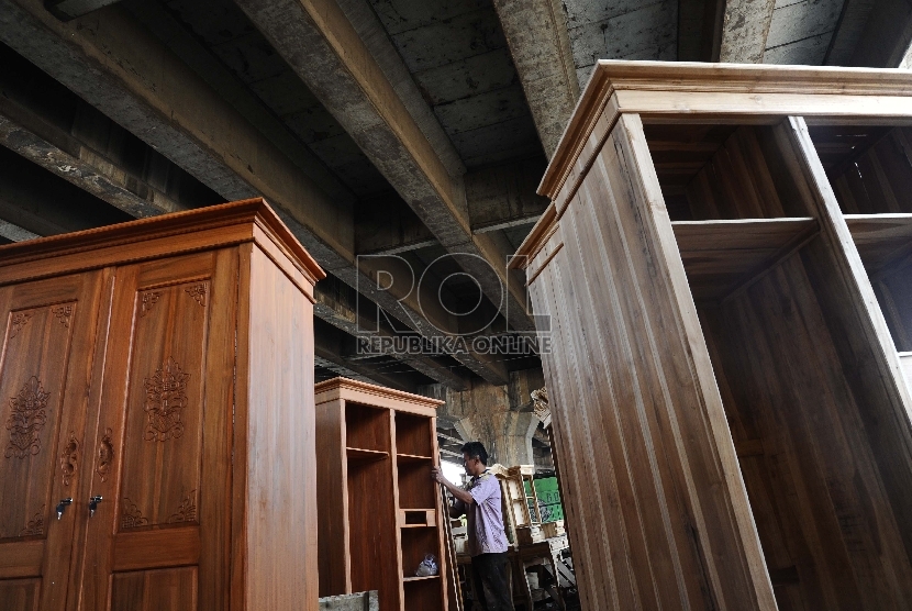 Pekerja sedang menyelesaikan pembuatan furniture di KaliBaru, Bekasi, Jawa Barat, Jumat (25/9).