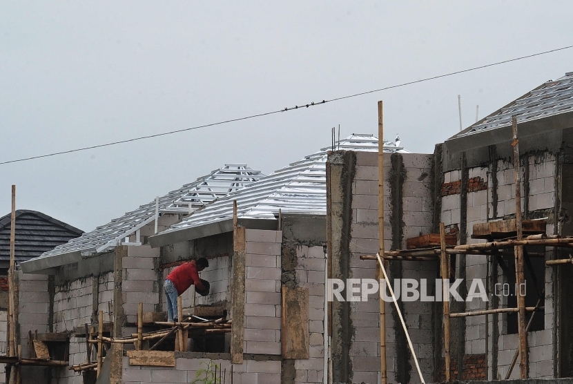  Pekerja sedang menyelesaikan pembuatan kawasan perumahan di Bekasi, Jawa Barat, Senin (25/1).