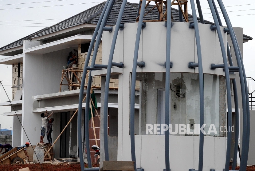 Pekerja sedang menyelesaikan pembuatan kawasan perumahan di Bekasi, Jawa Barat, Senin (25/1).