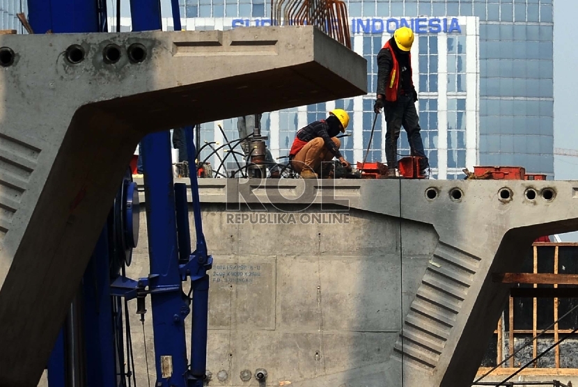 Pekerja sedang menyelesaikan proyek infrastruktur dikawasan Kuningan,Jakarta, Selasa (7/7).