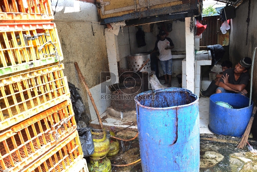 Pekerja sedang tertidur pada Rumah Potong Hewan Unggas di Madani,Jakarta, Rabu (19/8). 