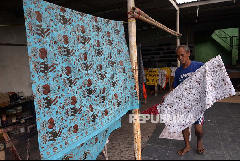 Pekerja Seraci Batik Betawi menjemur kain batik bermotifkan khas budaya Betawi.