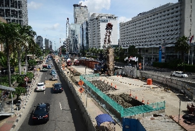 Pekerja tengah mengerjakan proyek MRT di Jalan MH Thamrin, Jakarta Pusat, Jumat (9/1).