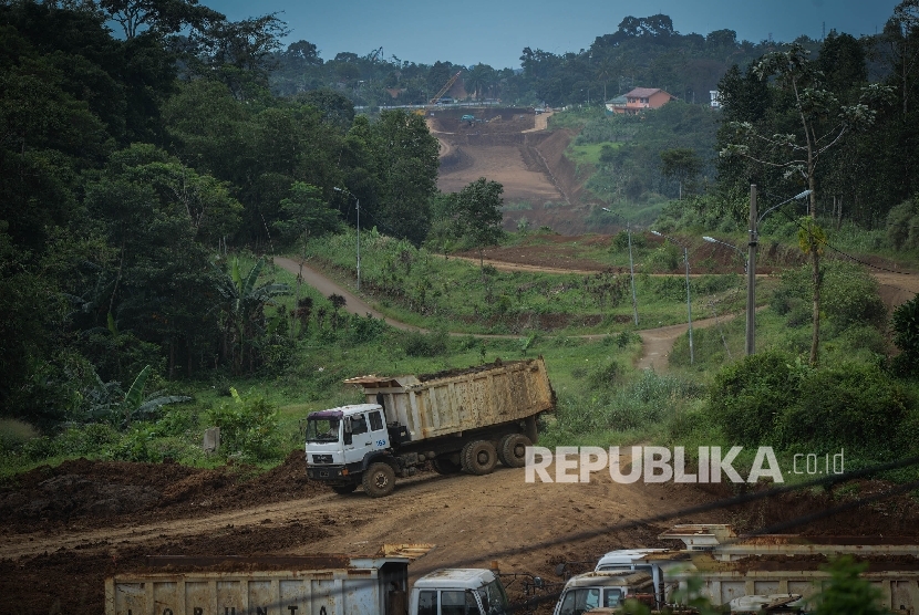 Pekerja tengah menyelesaikan proyek pembangunan Jalan Tol Bogor-Ciawi-Sukabumi (Bocimi) di Kawasan Rancamaya, Bogor, Jawa Barat, Selasa (1/11).