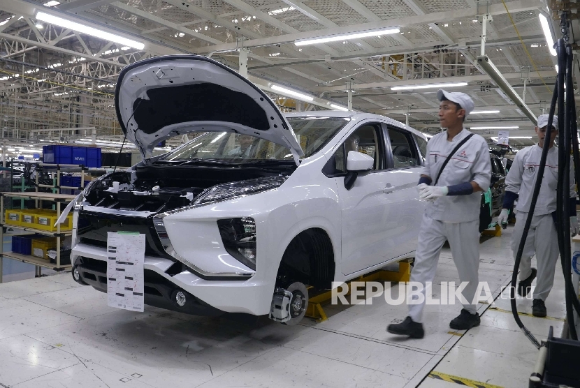 Pekerja tengah merakit Mitsubishi Xpander di pabrik Mitsubishi Motors Cikarang, Bekasi, Selasa (3/10). 