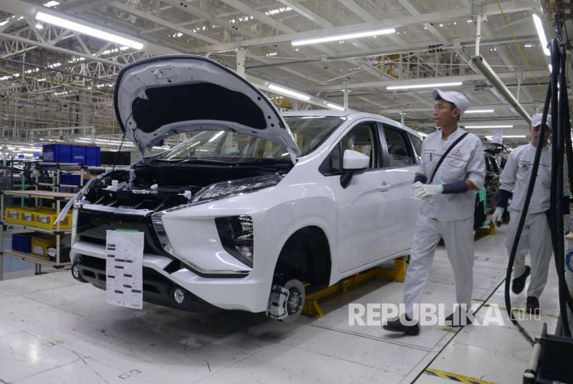 Pekerja tengah merakit unit Mitsubishi Xpander di pabrik Mitsubishi Motors Cikarang, Bekasi.