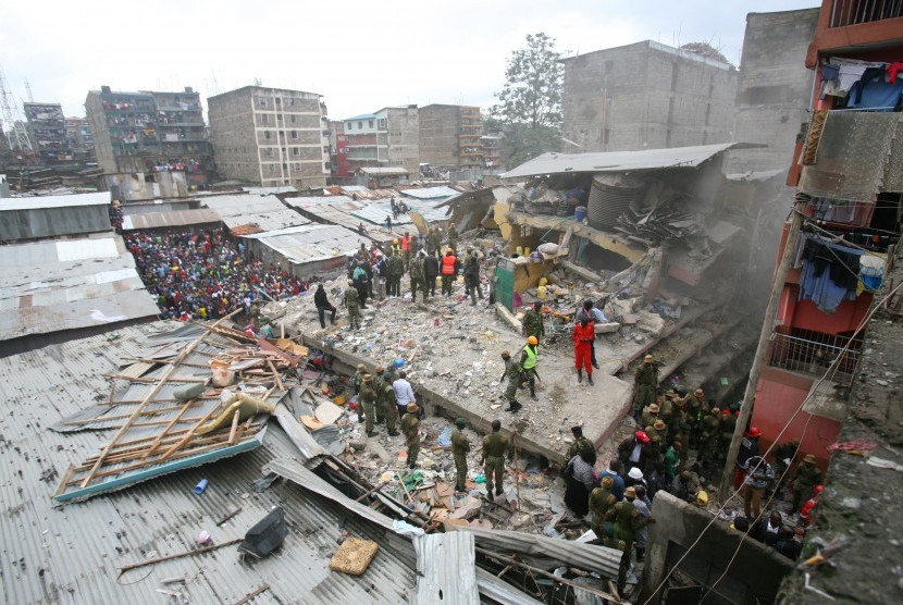 Pekerja terus mencari korban yang masih selamat dari apartemen enam lantai yang roboh di Nairobi, Kenya, akibat hujan deras.