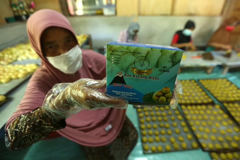 Pekerja Usaha Mikro Kecil Menengah (UMKM) memperlihatkan kue kacang (bakpia) khas Sabang yang telah dikemas di Gampong Jaboi, Kota Sabang, Aceh, Sabtu (1/5). Otoritas Jasa Keuangan (OJK) mencatatkan restrukturisasi perbankan sebesar Rp 808,75 triliun.