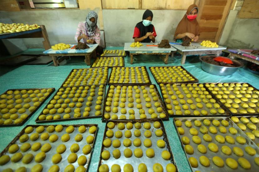 Pekerja Usaha Mikro Kecil Menengah (UMKM) rumahan kembali membuat kue kacang (bakpia) khas Sabang setelah terhenti akibat pandemi COVID-19 di Gampong Jaboi, Kota Sabang, Aceh, Sabtu (1/5/2021). Kue bakpia yang terbuat dari bahan utama tepung terigu dan kacang hijau itu telah menjadi oleh-oleh khas dari pulau Weh yang diburu wisatawan dan juga telah dipasarkan ke Kota Banda Aceh.