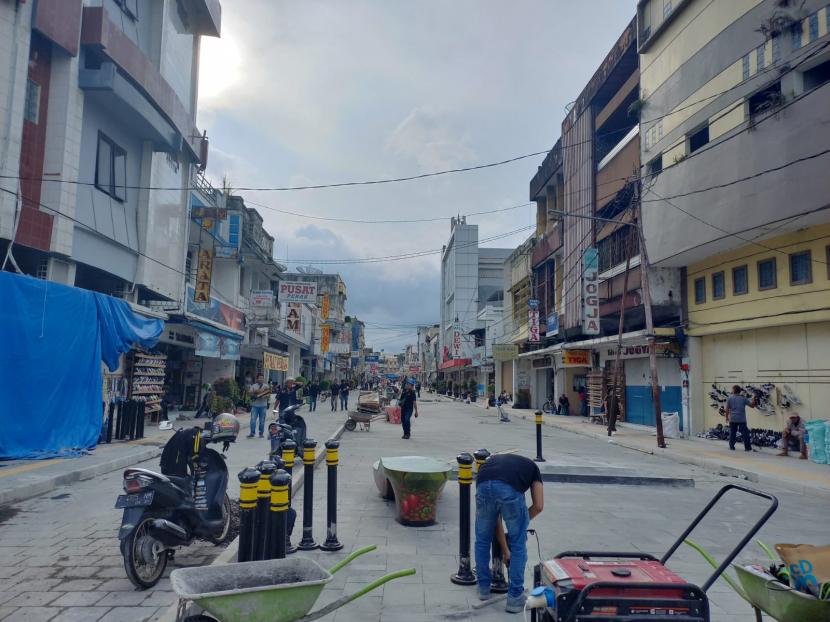 Pekerjaan fisik penataan trotoar di Jalan Cihideung dan Jalan KH Z Mustofa, Kota Tasikmalaya, telah memasuki tahap akhir. Setelah pekerjaan fisik selesai, Pemerintah Kota (Pemkot) Tasikmalaya tetap akan menambah ornamen di kawasan pedestrian baru itu.