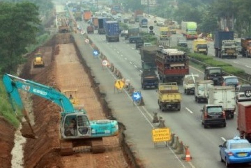 Pekerjaan penambahan ruas tol Tangerang-Merak di kedua arah di KM 17 Tol Tangerang, ditengarai turut memperparah kemacetan di Pelabuhan Merak.