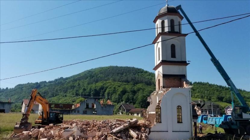 Bosnia Pindahkan Gereja Ilegal dari Tanah Wanita Muslim. Pekerjaan penghancuran gereja Ortodoks yang dibangun tanpa izin di kebun wanita Muslim Bosnia Fata Orlovic di desa Konyevic Polye, Srebrenica, Bosnia dan Herzegovina, 5 Juni 2021.