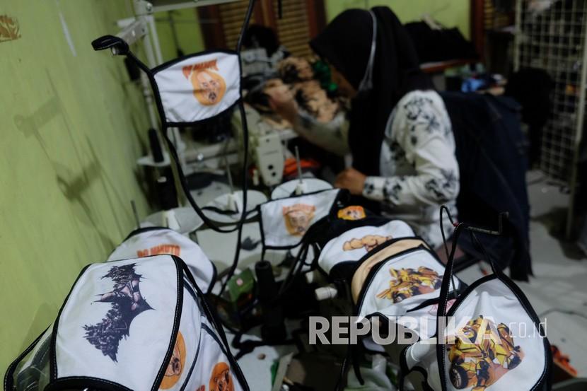 Pekerta menyelesaikan pesanan masker kain (Ilustrasi). Yogyakarta berdayakan alumni BLK untuk memproduksi masker kain.