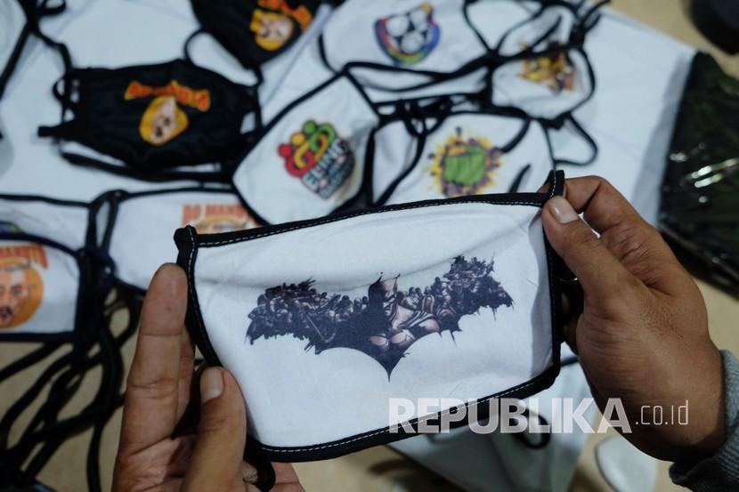 Produksi masker kain dengan gambar karakter kartun, tokoh, dan logo di Karanganyar, Jawa Tengah. 