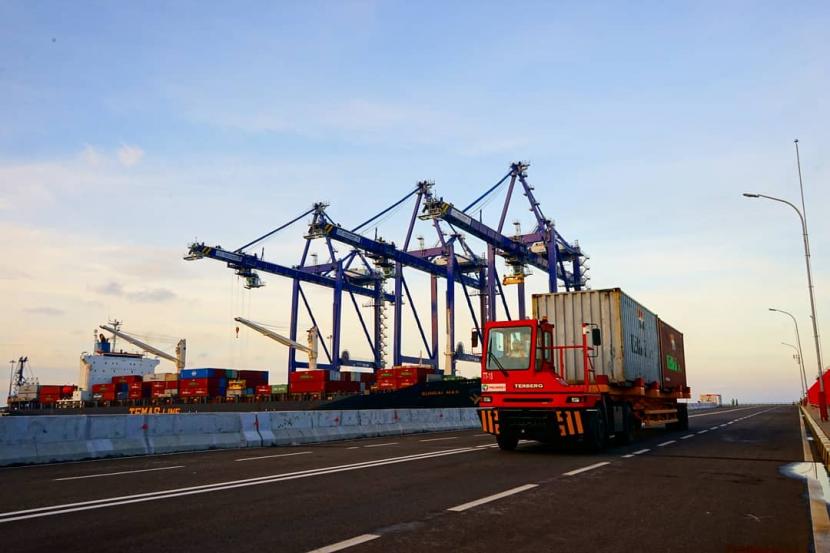 Pelabuhan Kuala Tanjung - Terminal Multipurpose Kuala Tanjung. Kementerian Perdagangan memproyeksikan, defisit perdagangan Indonesia dengan China bakal terus mengecil dan hingga akhir 2021 akan mencatatkan defisit yang lebih rendah dari 2020. 