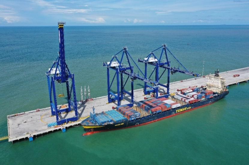 Pelabuhan Kuala Tanjung yang dikelola anak perusahaan PT Pelabuhan Indonesia I (Persero) atau Pelindo 1 terus meningkat dengan semakin banyaknya kunjungan kapal serta aktivitas bongkar muat petikemas, curah cair, dan general cargo.