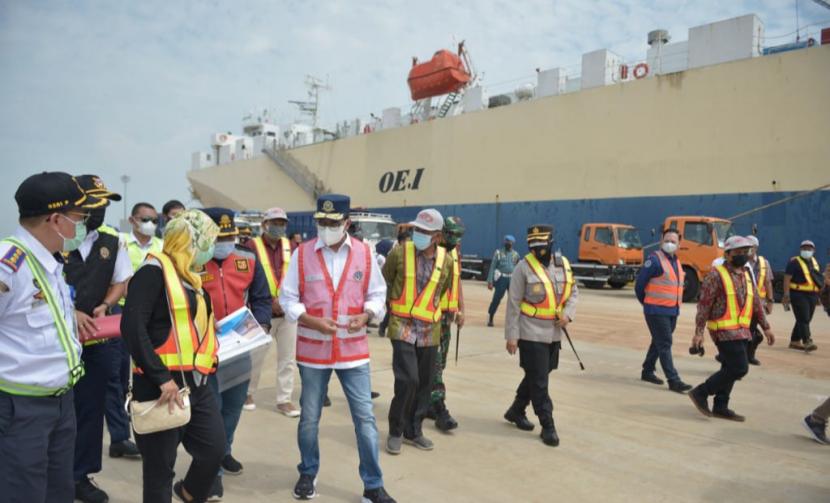 Pelabuhan Patimban Targetkan Layani Ekspor 160 Ribu Unit Kendaraan Pada Tahun Ini. Foto: Menhub saat meninjau Pelabuhan Patimban