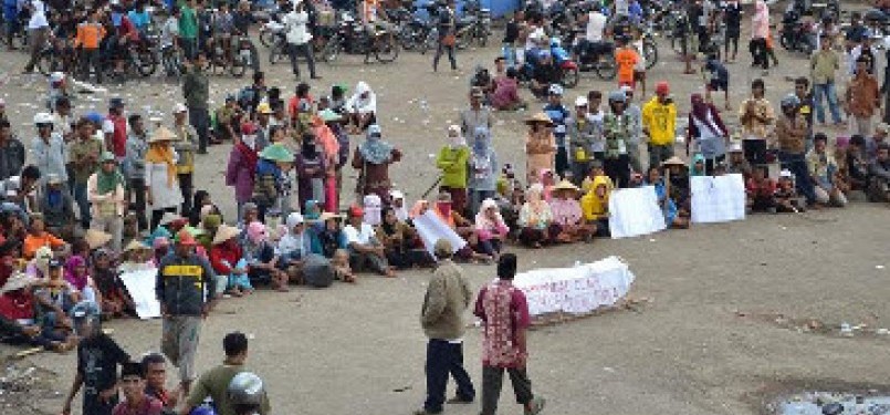 Pelabuhan Sape, Bima, ketika masih diblokade massa