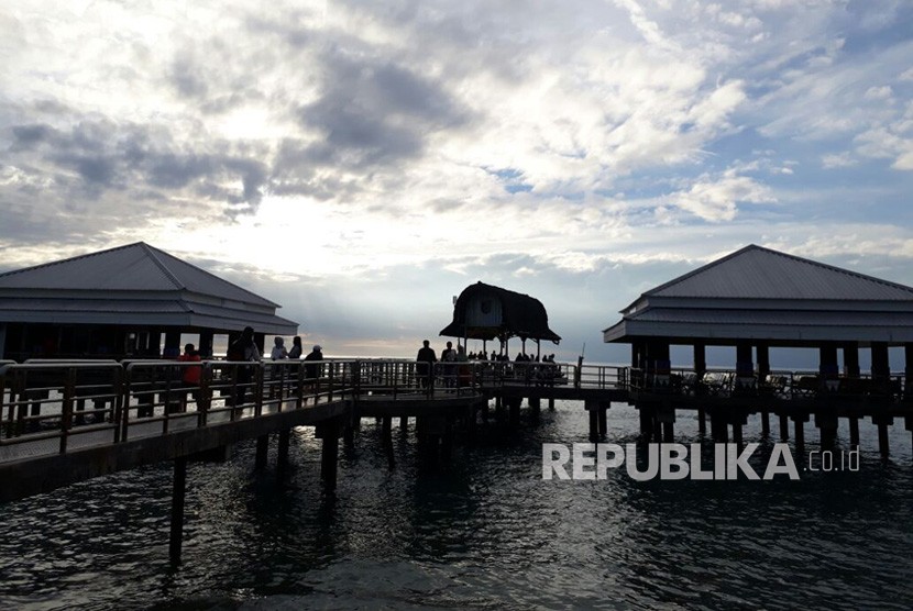 Pelabuhan Senggigi di Kabupaten Lombok Barat, NTB menjadi salah satu destinasi yang ramai dikunjungi wisatawan saat liburan pada Senin (25/12).