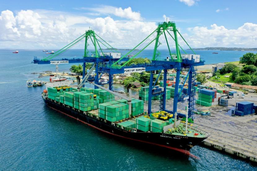 Pelabuhan Sorong. Menteri Koordinator Perekonomian Airlangga mengatakan, salah satu penyebab masih tingginya biaya logistik nasional adalah karena ketimpangan antara Indonesia Timur dan Indonesia Barat.