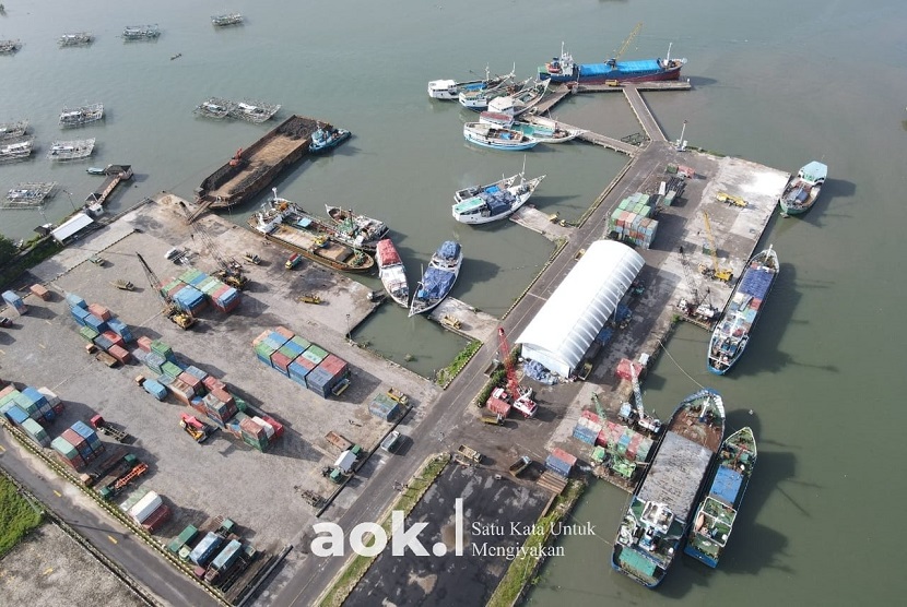 Pelabuhan Tanjung Pandan Belitung, Provinsi Bangka Belitung. Gubernur Babel Erzaldi Rosman menegaskan agar segera dilakukan percepatan pelayanan di pelabuhan untuk menurunkan biaya logistik dan menekan biaya ekspor. 
