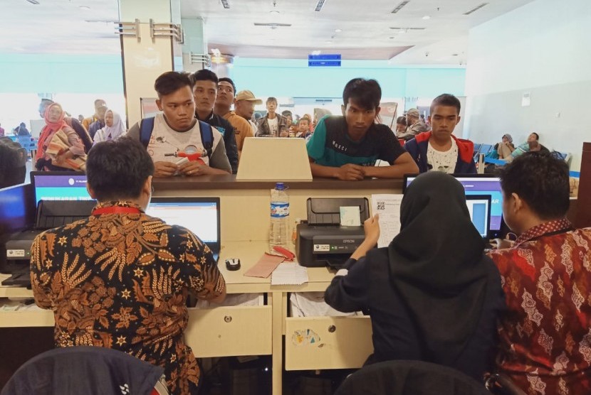 Pelabuhan Tanjung Perak Surabaya resmi menerapkan e-ticketing dan gate in online kapal penumpang dan Ro-Ro. Keduanya resmi diluncurkan oleh Direktur Jenderal Perhubungan Laut R Agus H Purnomo di Hotel Sheraton Surabaya, Kamis (20/6).