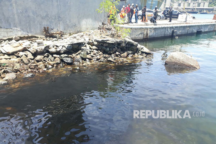 Pelabuhan Teluk Bayur Padang kembali tercemar. Kamis (12/10) pagi, petugas menemukan tumpahan BBM jenis solar di Dermaga 6. 