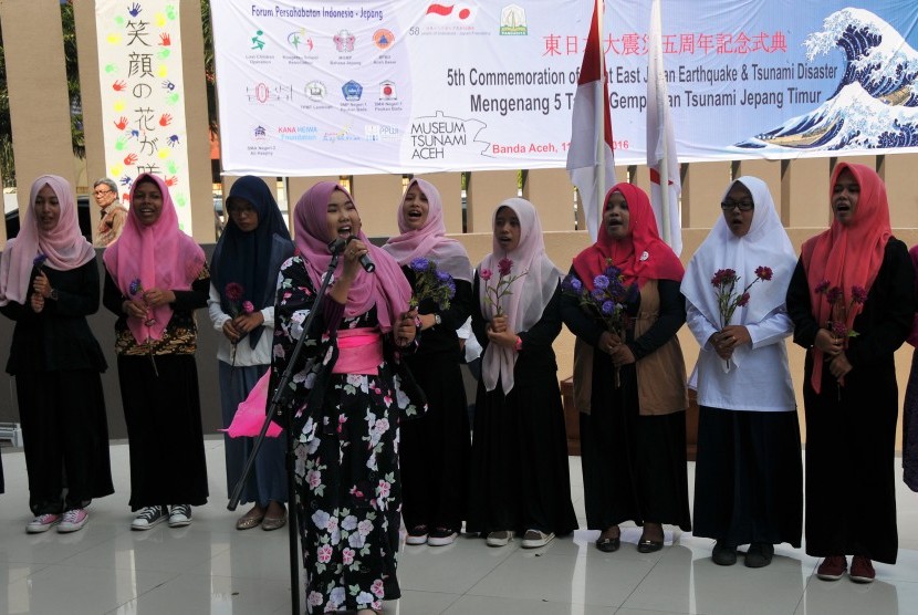 Pelajar Aceh bersama mahasiswa menyanyikan lagu Jepang, Omoiyari dan Hana Wa saat memperiungati lima tahun bencana tsunami Jepang di Museum Tsunami Aeh di Banda Aceh, Jumat (11/3).