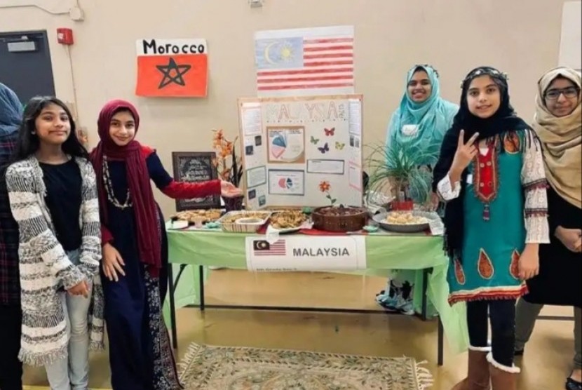 Pelajar Amerika yang belajar di Akademi Al Falah mengenalkan kehidupan muslim di berbagai negara.