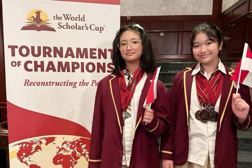 Pelajar asal Indonesia bernama Aisha Kintan Katiluna dan Neby Raihana Zahra sukses meraih sejumlah medali di turnamen akademik kelas dunia atau World Scholar’s Cup Tournament of Champions di AS.