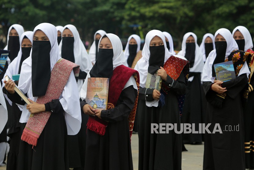 Pelajar berbusana muslimah mengikuti pawai keliling kota di Banda Aceh, Aceh, Selasa (30/4/2019).