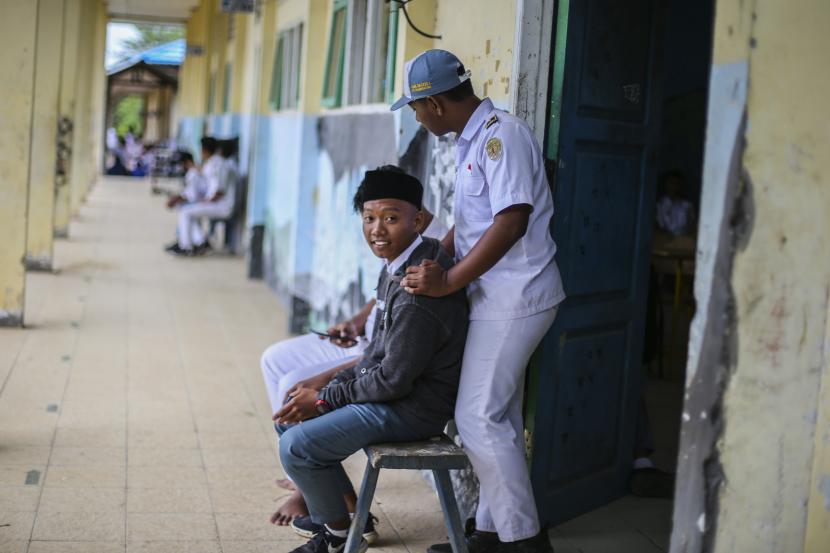 Pelajar beristirahat di SMKN 1 Kecamatan Sepaku, Kabupaten Penajam Paser Utara, Kalimantan Timur.