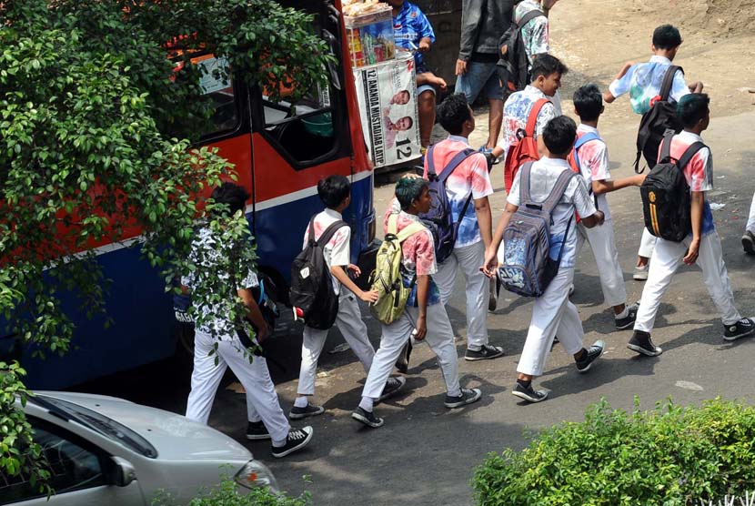 Pelajar berjalan kaki usai mengikuti belajar disekolah, Manggarai, Jakarta Selatan, Kamis (8/5).