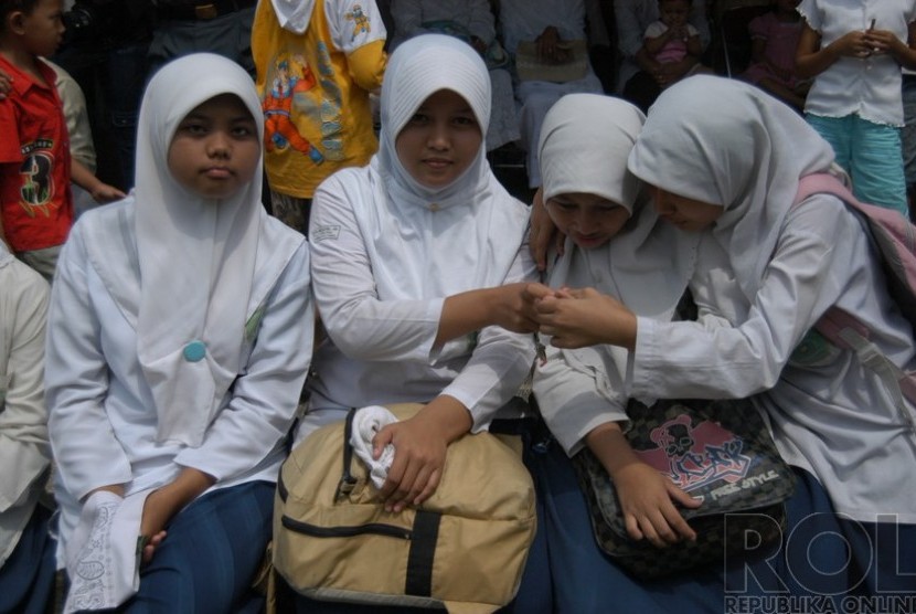 Pelajar berjilbab (ilustrasi). Dinas Pendidikan (Disdik) Kabupaten Indramayu, Jawa Barat hingga kini belum menerima secara tertulis Surat Keputusan Bersama (SKB) tiga menteri tentang penggunaan pakaian seragam.