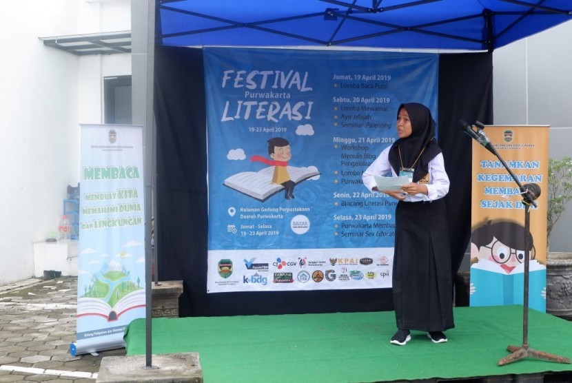 Pelajar dari berbagai SMP di Kabupaten Purwakarta, saat mengikuti lomba baca puisi dalam rangka Festival Literasi yang diselenggarakan Dinas Kearsipan dan Perpustakaan Kabupaten Purwakarta, Jumat (19/4).