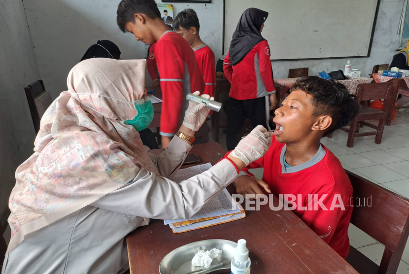 Pelajar di Indramayu mengikuti Program Cek Kesehatan Gratis (CKG) 