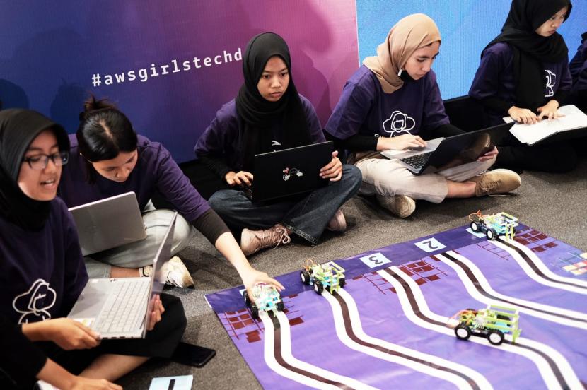 Pelajar di Jabar ikuti AWS Girls Tech Day.