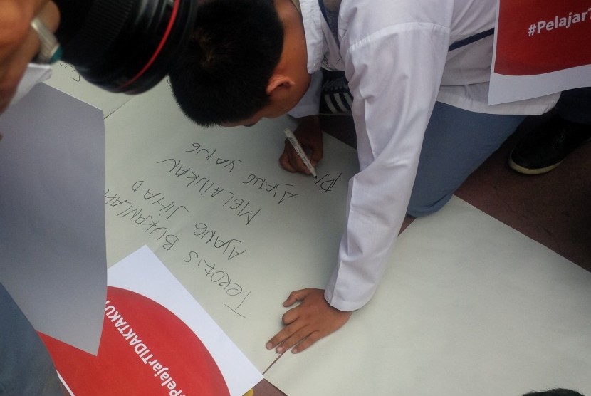 Pelajar di Jakarta melakukan aksi menolak terorisme #pelajarTIDAK TAKUT