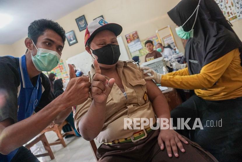 Pelajar difabel mengikuti vaksinasi COVID-19 di SLB N Kabupaten Batang, Jawa Tengah, Jumat (7/1/2022). Untuk mengejar Pembelajaran Tatap Muka (PTM) 100 persen di sekolah itu, pihak SLB mengadakan percepatan vaksin bagi anak usia 6-11 tahun dengan menggunan vaksin jenis sinovac.