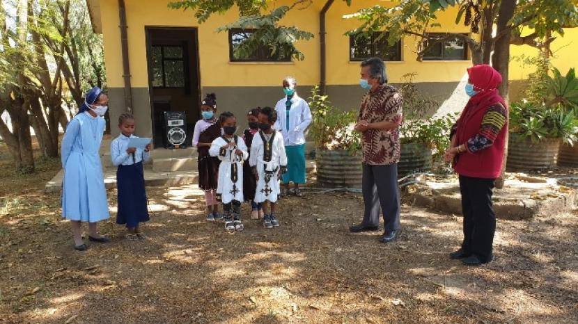 Duta Besar RI di Addis Ababa, Al Busyra Basnur, saat berkunjung ke Sekolah St Paul Catholic Elementary School, Addis Ababa EthiopiaJumat (4/12)