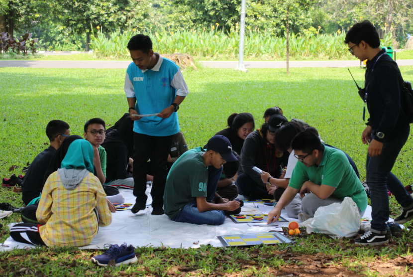 pelajar Home Schooling Kak Seto (HSKS) yang menjajal program Fun Math and Science (FMS) Outdoor Learning bersama Klinik Pendidikan MIPA (KPM), di Kebun Raya Bogor, Kamis (14/2).