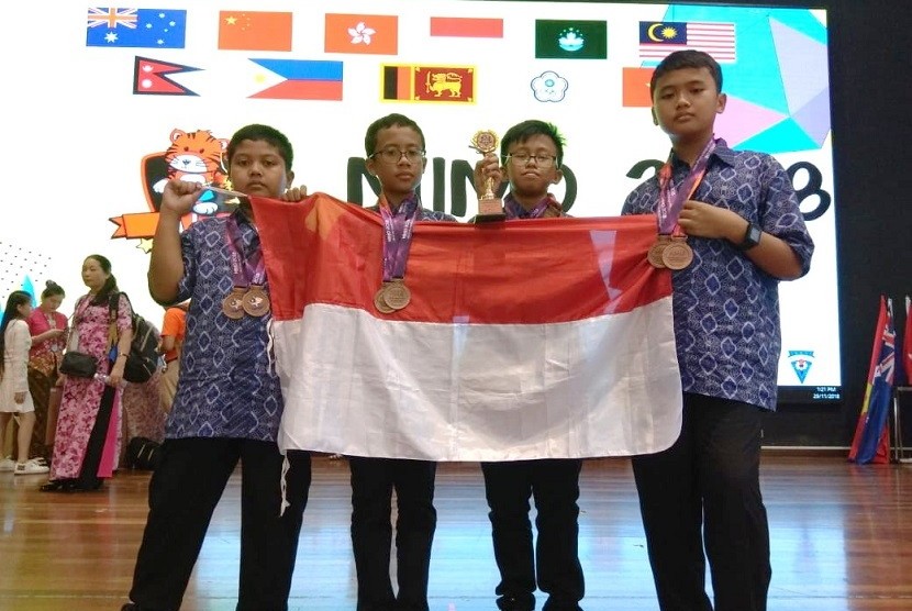 Pelajar Indonesia berhasil meraih 3 medali perunggu dan 2nd Runner Up di ajang Malaysia International Mathematics Olympiad di SJK(C) Lik Hung, Selangor, Malaysia. 