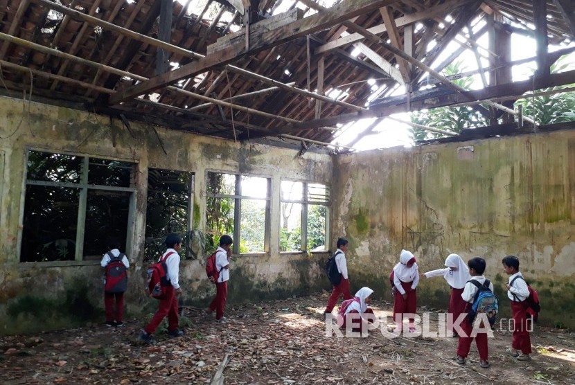 Pelajar Kelas 2 SDN Longkewang, Kecamatan Cicantayan Kabupaten Sukabumi tengah melihat ruangan kelas yang sudah sepuluh tahun rusak dan tidak bisa digunakan Rabu (9/8).