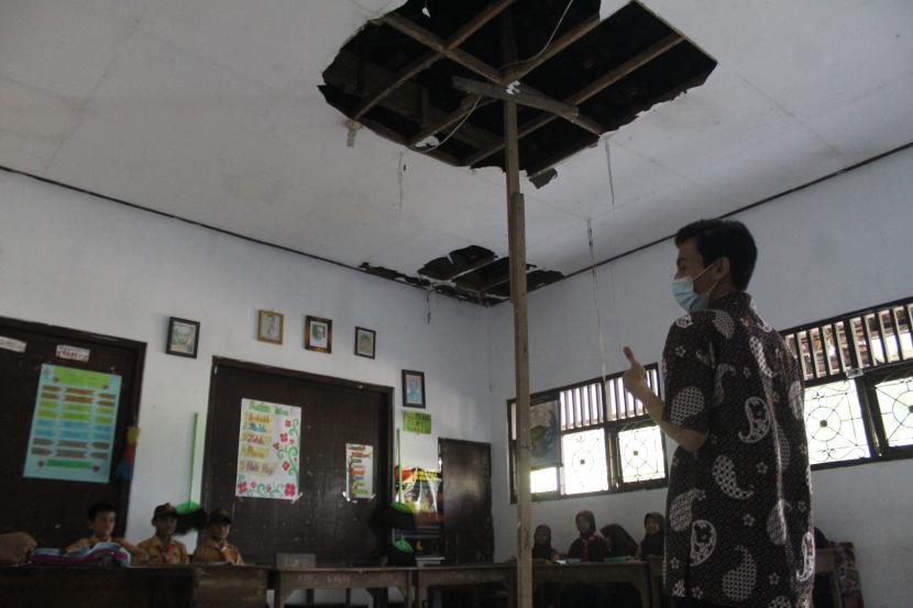 Atap sekolah roboh (ilustrasi). Atap bangunan Sekolah Dasar (SD) Negeri 7 Sidolaju di Desa Sidolaju, Kecamatan Widodaren, Kabupaten Ngawi, Jawa Timur, roboh karena kondisinya yang telah rapuh dan berusia tua.