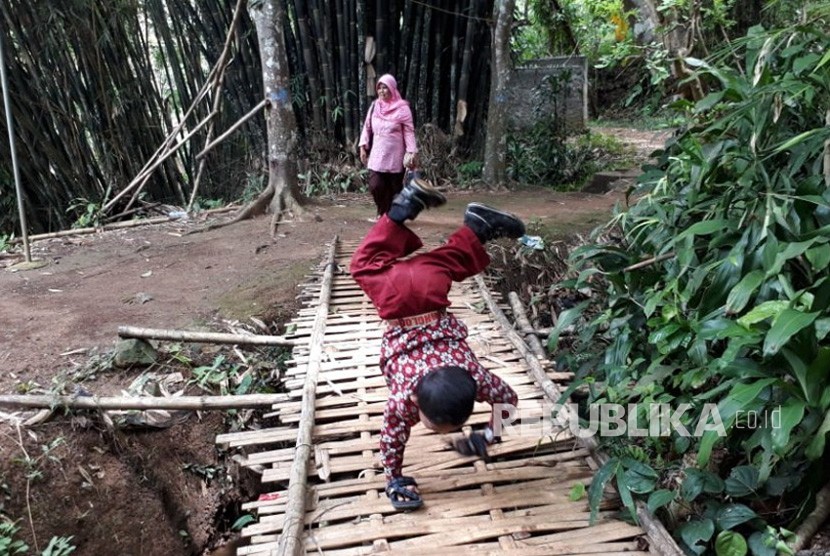 Pelajar Kelas III SDN 10 Cibadak Kabupaten Sukabumi, Mukhlis Abdul Kholik (8 tahaun) berjalan merangkak di sekolahnya, Kamis (8/11).