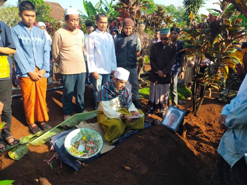Pemakaman pelajar korban pembacokan, AS (16 tahun), di Desa Cijujung, Kecamatan Sukaraja, Kabupaten Bogor, Sabtu (11/3/2023)
