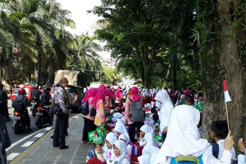 Pelajar Kota Bogor siap menyambut kedatangan Raja Salman.