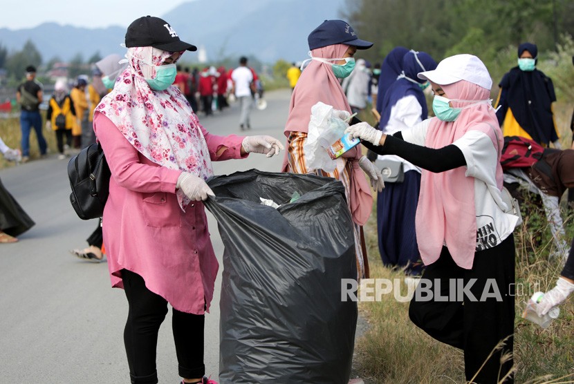 Pelajar, mahasiswa dan aktivis lingkungan membersihkan sampah di pesisir pantai wisata Ulee Lheu pada peringatan World Cleanup Day 2019 di Banda Aceh, Aceh, Sabtu (21/9/2019).